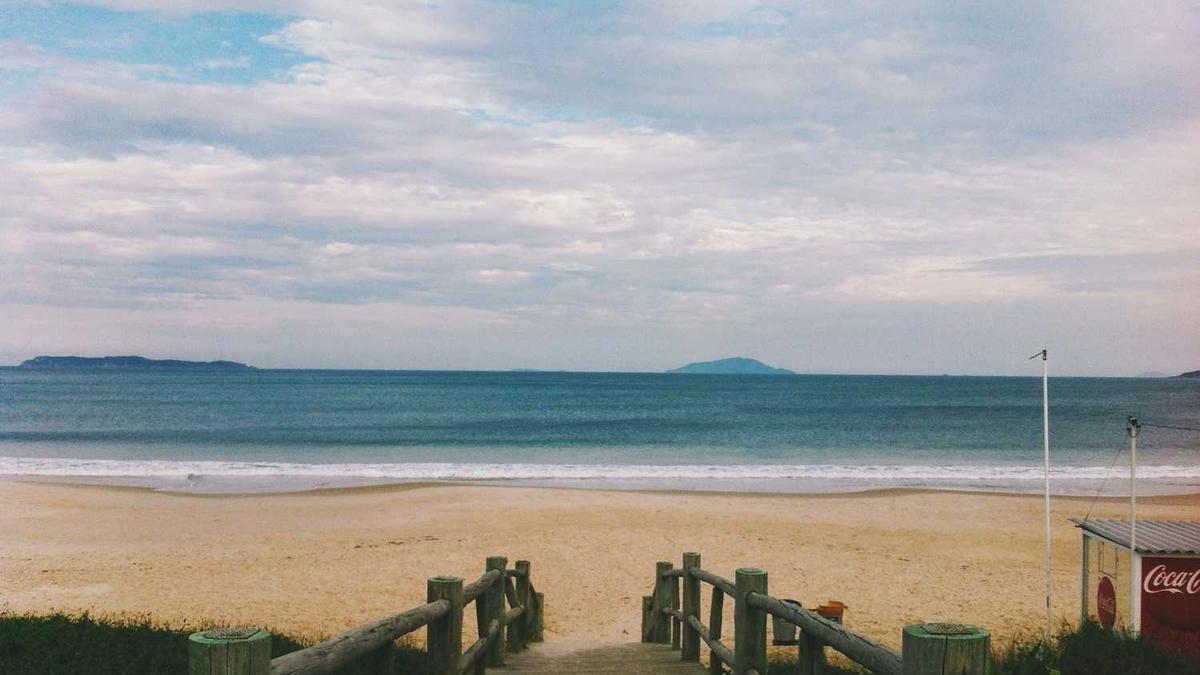 环卫车清洗路面把杂物冲击到路面两侧,后续是否会有人工或者机器进行清 ...